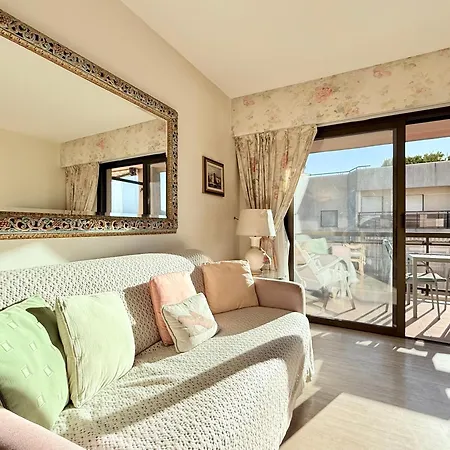 Holiday home Somptueux Deux Pieces, Entre & Piscine !