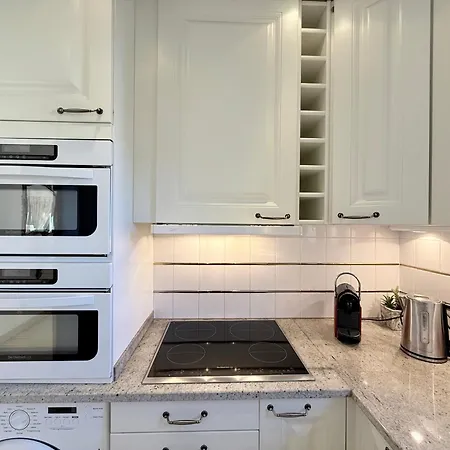 Holiday home Somptueux Deux Pieces, Entre & Piscine ! Mandelieu-la-Napoule